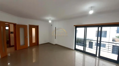 Moradia T5 para Venda em Laranjeiro e Feijó