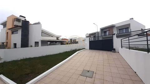 Moradia T5 para Venda em Laranjeiro e Feijó