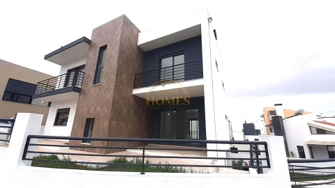 Moradia T5 para Venda em Laranjeiro e Feijó