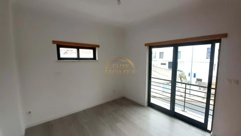 Moradia T5 para Venda em Laranjeiro e Feijó