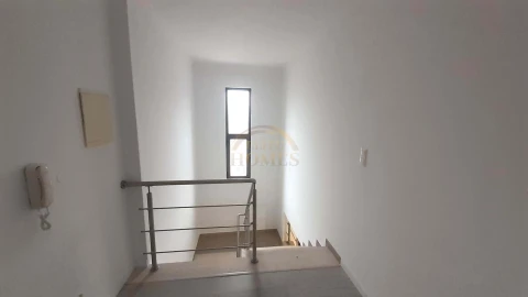 Moradia T5 para Venda em Laranjeiro e Feijó