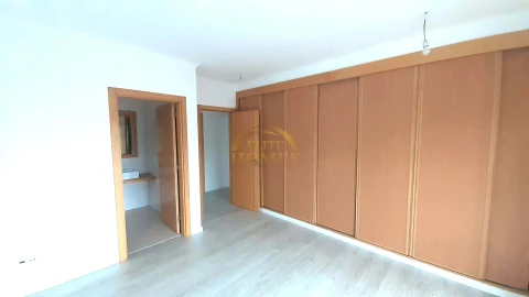 Moradia T5 para Venda em Laranjeiro e Feijó