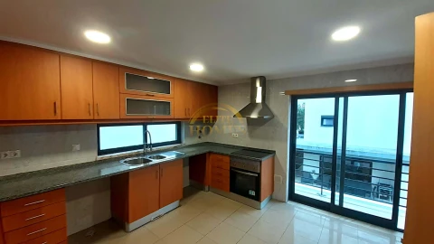 Moradia T5 para Venda em Laranjeiro e Feijó