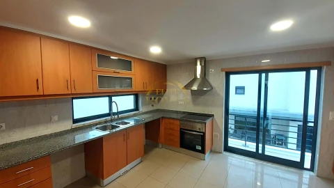 Moradia T5 para Venda em Laranjeiro e Feijó