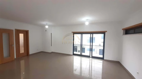 Moradia T5 para Venda em Laranjeiro e Feijó