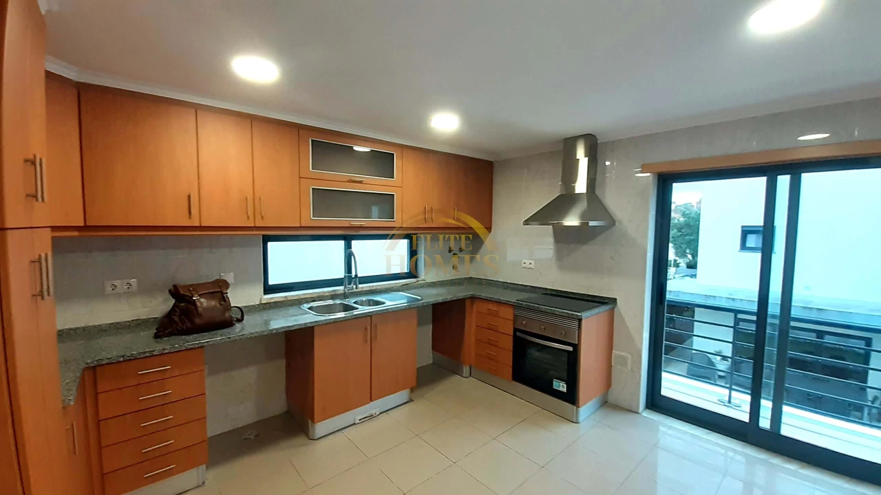 Moradia T5 para Venda em Laranjeiro e Feijó Foto 1