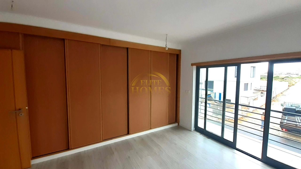 Moradia T5 para Venda em Laranjeiro e Feijó Foto 21