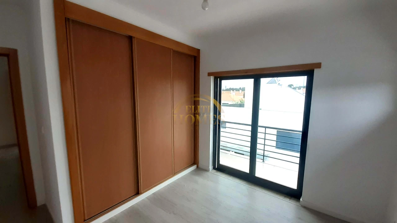 Moradia T5 para Venda em Laranjeiro e Feijó Foto 28