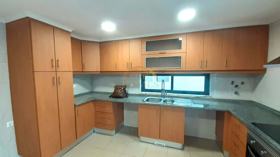 Moradia T5 para Venda em Laranjeiro e Feijó Foto 3