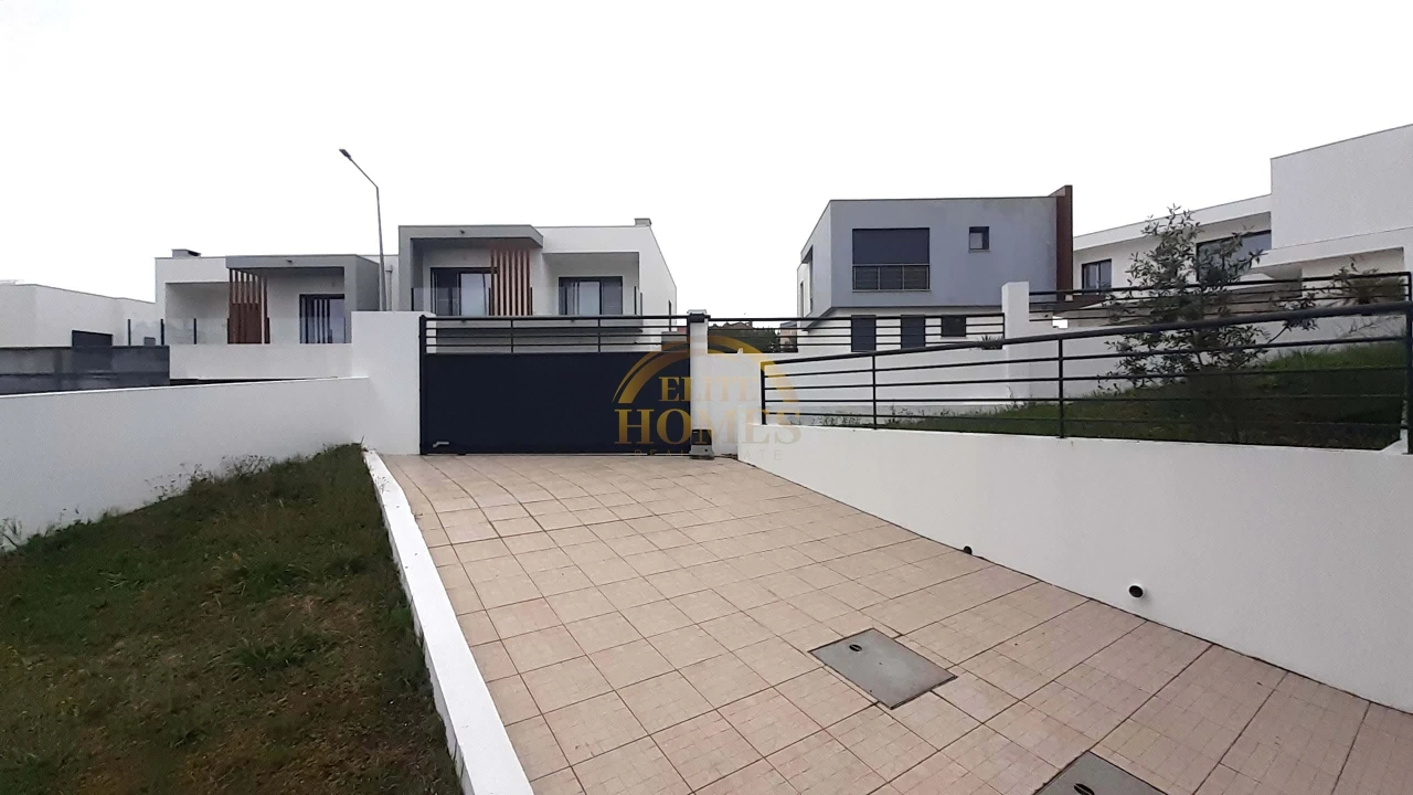 Moradia T5 para Venda em Laranjeiro e Feijó Foto 36