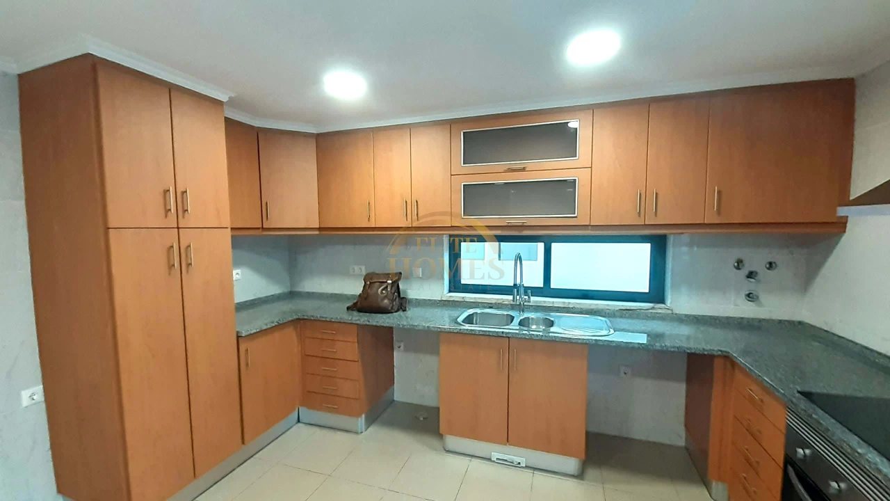 Moradia T5 para Venda em Laranjeiro e Feijó Foto 3