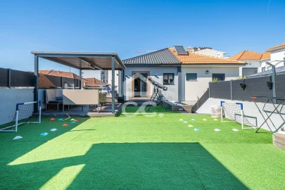 Moradia T5 para Venda em Santa Marinha e São Pedro da Afurada