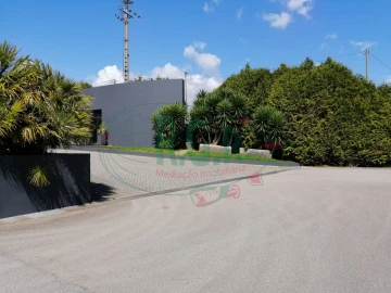 Armazém para Arrendamento em Fânzeres e São Pedro da Cova