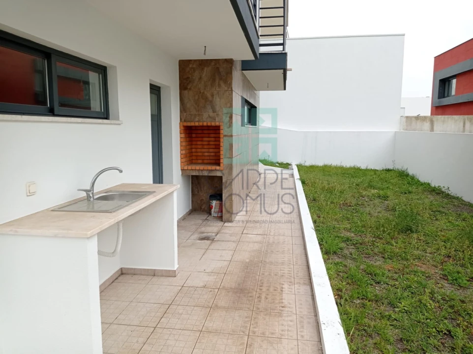 Moradia T5 para Venda em Laranjeiro e Feijó Foto 3