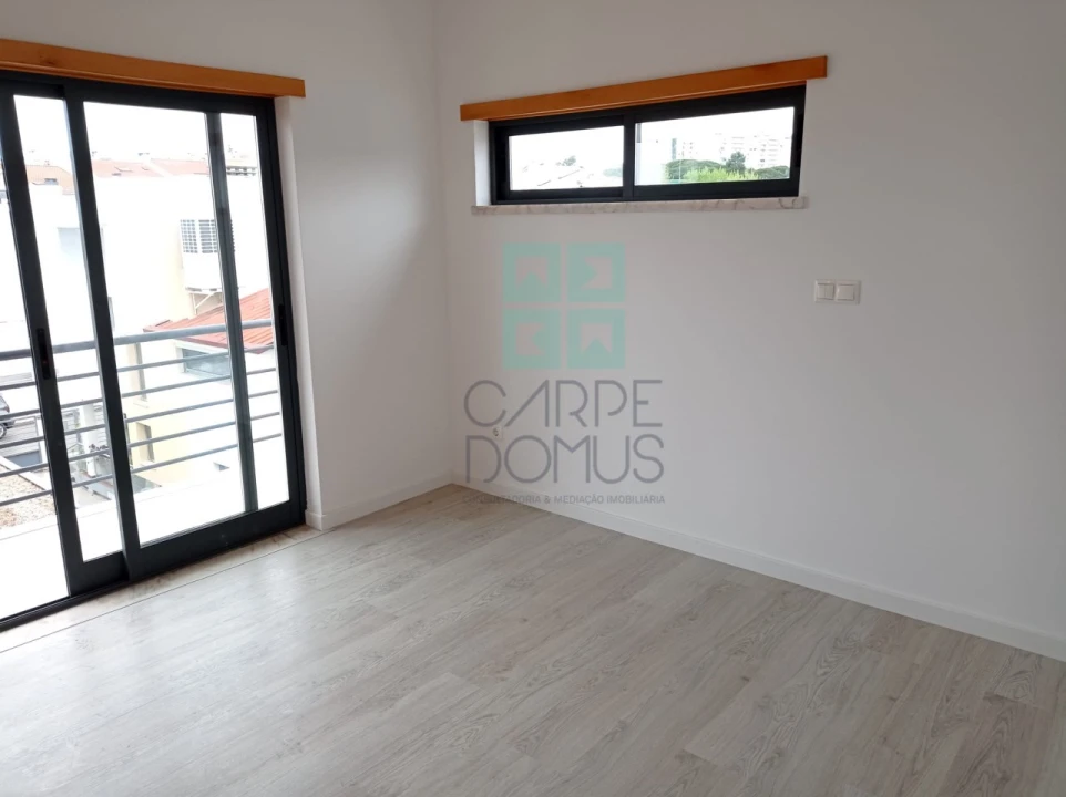 Moradia T5 para Venda em Laranjeiro e Feijó Foto 31