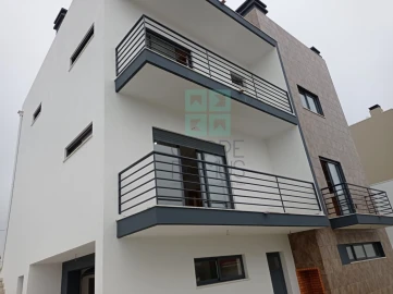 Moradia T5 para Venda em Laranjeiro e Feijó