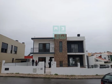 Moradia T5 para Venda em Laranjeiro e Feijó