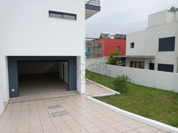 Moradia T5 para Venda em Laranjeiro e Feijó