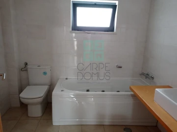 Moradia T5 para Venda em Laranjeiro e Feijó