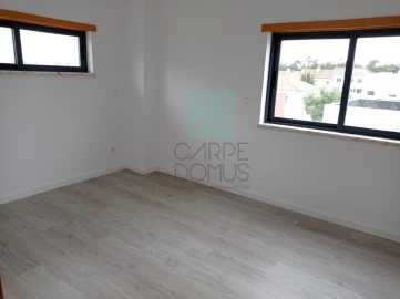 Moradia T5 para Venda em Laranjeiro e Feijó