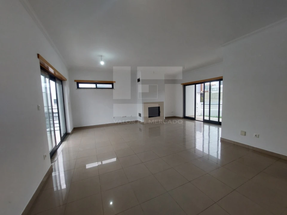 Moradia T5 para Venda em Laranjeiro e Feijó Foto 18