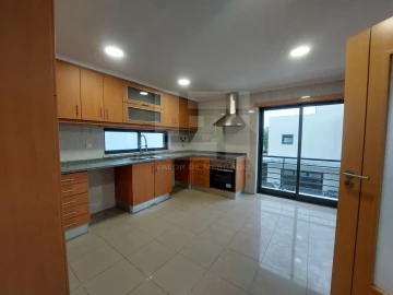 Moradia T5 para Venda em Laranjeiro e Feijó