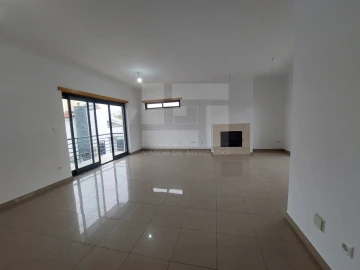 Moradia T5 para Venda em Laranjeiro e Feijó