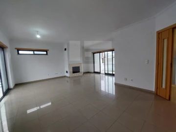 Moradia T5 para Venda em Laranjeiro e Feijó