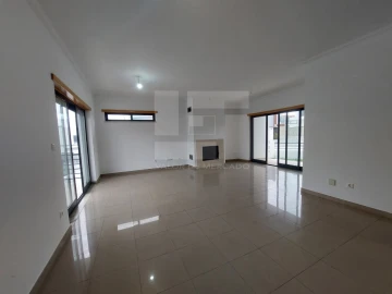 Moradia T5 para Venda em Laranjeiro e Feijó