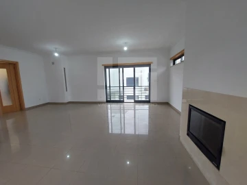 Moradia T5 para Venda em Laranjeiro e Feijó