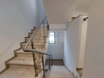 Moradia T5 para Venda em Laranjeiro e Feijó