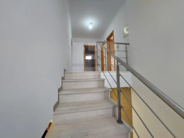 Moradia T5 para Venda em Laranjeiro e Feijó