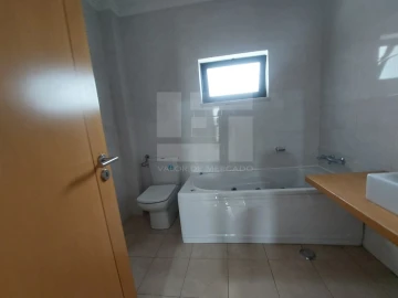 Moradia T5 para Venda em Laranjeiro e Feijó