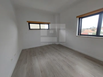 Moradia T5 para Venda em Laranjeiro e Feijó