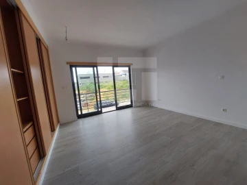 Moradia T5 para Venda em Laranjeiro e Feijó