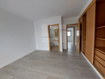 Moradia T5 para Venda em Laranjeiro e Feijó