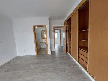 Moradia T5 para Venda em Laranjeiro e Feijó