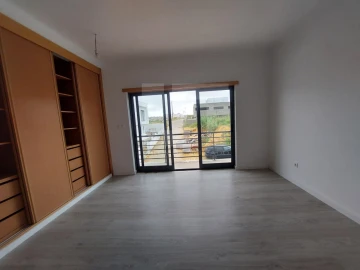 Moradia T5 para Venda em Laranjeiro e Feijó