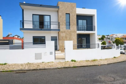 Moradia T5 para Venda em Laranjeiro e Feijó