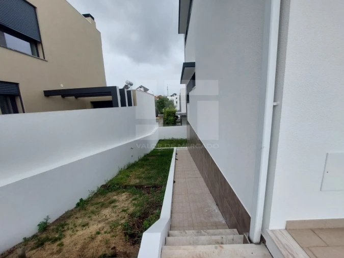 Moradia T5 para Venda em Laranjeiro e Feijó Foto 45