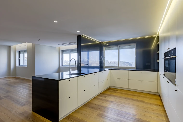 Apartamento T3 para Arrendamento em Lordelo do Ouro e Massarelos Foto 7