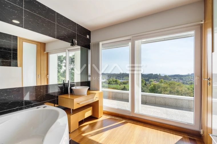 Moradia T4 para Venda em Serzedelo Foto 22