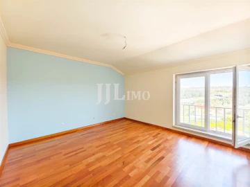 Moradia T5 para Venda em Rio de Mouro