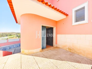 Moradia T5 para Venda em Rio de Mouro