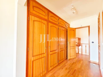 Moradia T5 para Venda em Rio de Mouro