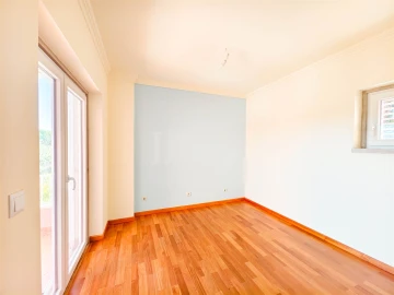 Moradia T5 para Venda em Rio de Mouro