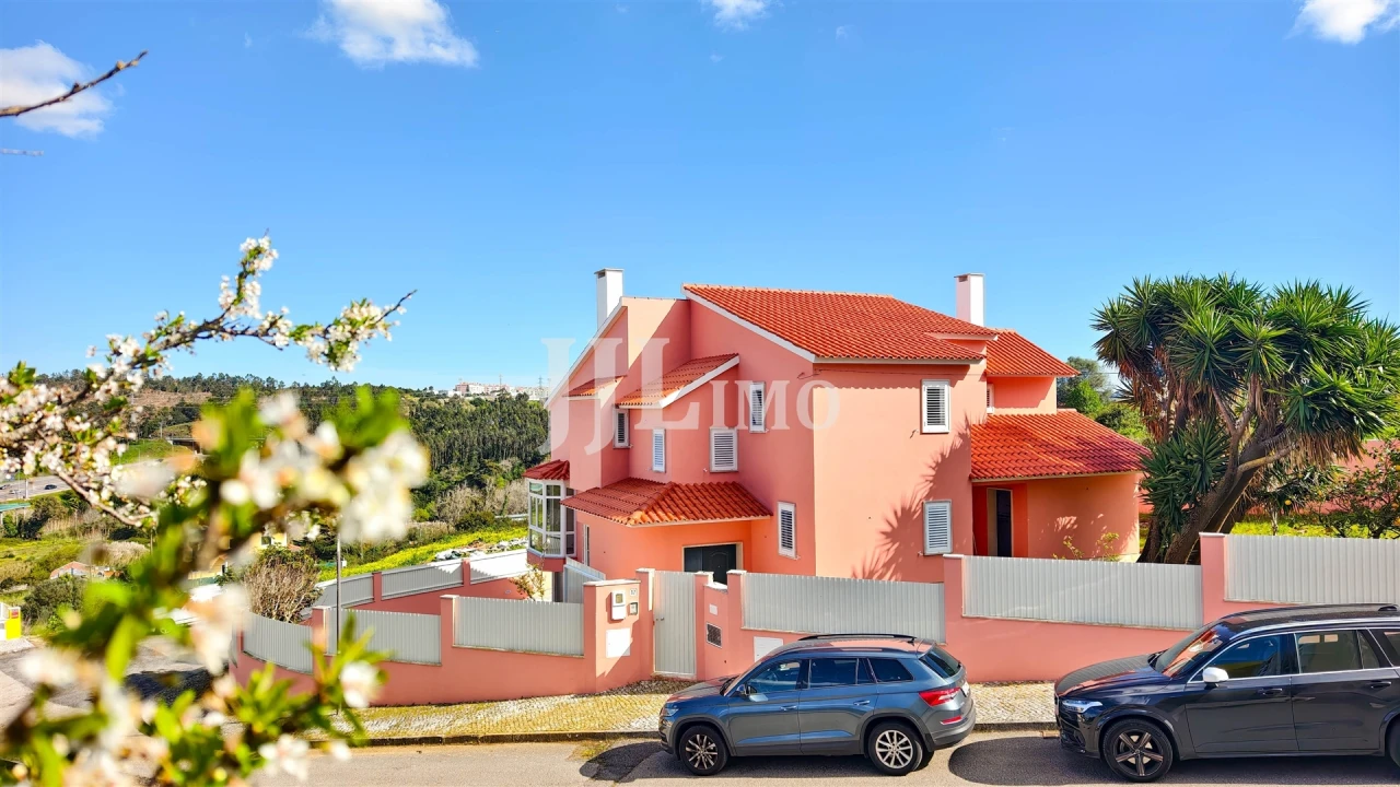 Moradia T5 para Venda em Rio de Mouro Foto 2