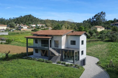 Moradia T4 para Venda em Fornelos e Queijada