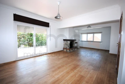 Moradia T3 para Arrendamento em São Domingos de Rana