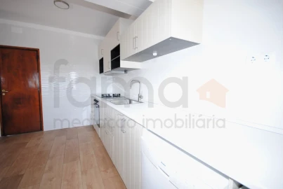 Moradia T3 para Arrendamento em São Domingos de Rana